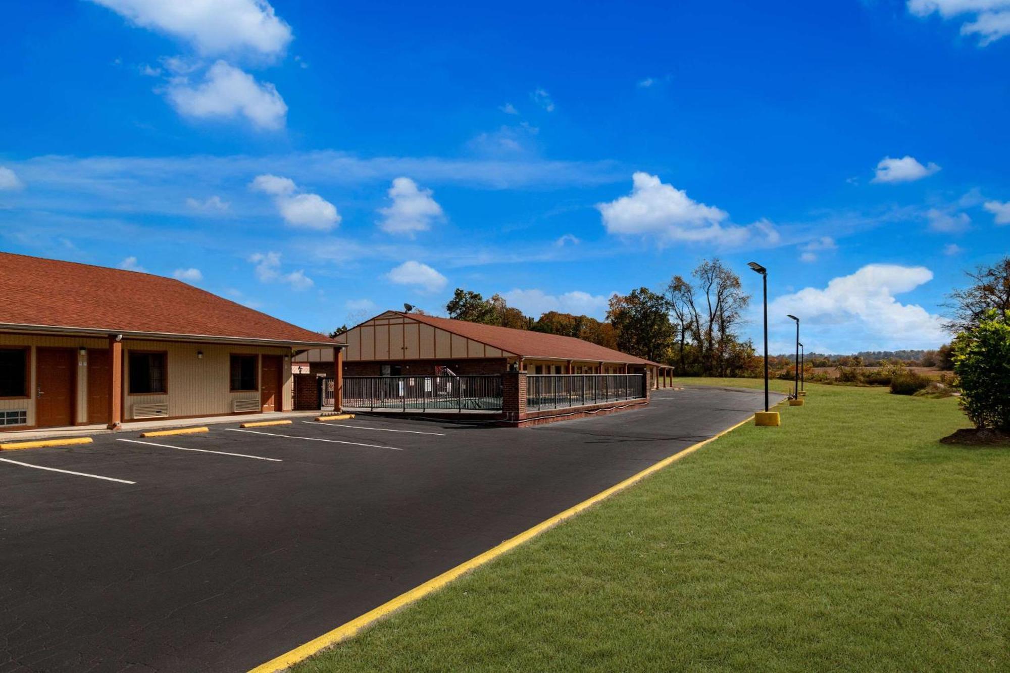 Econo Lodge Cornersville Exterior photo